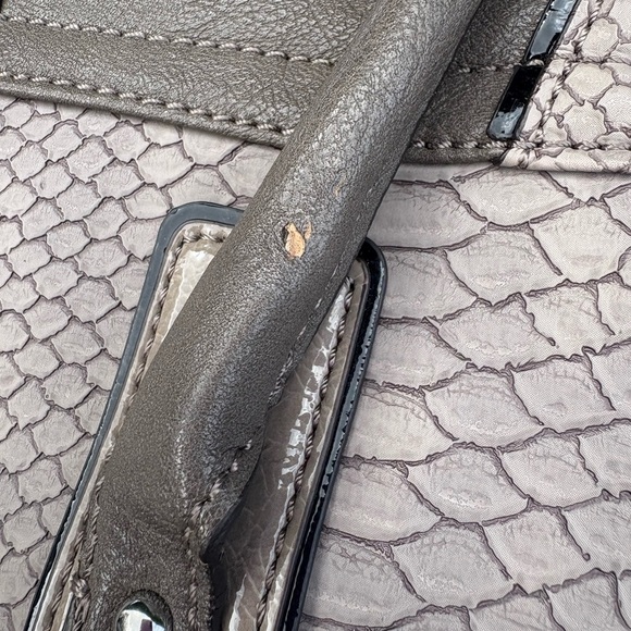 Guess, grey strapped Elegant Gray Handbag with silver hardware, floral inside - Picture 4 of 8